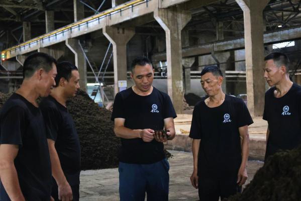 今良造釀酒:匠心鑄品質(zhì) 創(chuàng)新促發(fā)展 ——記今良造釀酒先進班組醬酒車間7班 今良造釀酒:匠心鑄品質(zhì) 創(chuàng)新促發(fā)展 ——記今良造釀酒先進班組醬酒車間7班