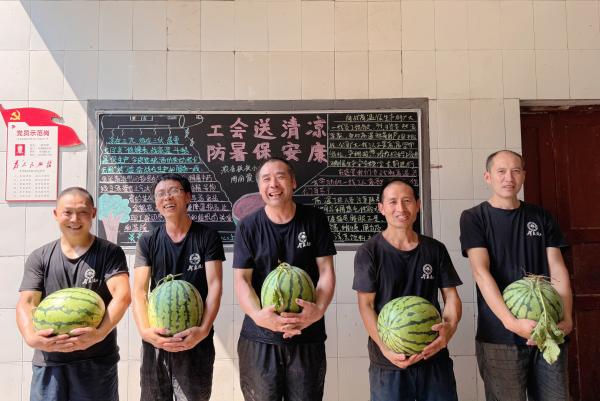 今良造釀酒:清涼慰問沁人心 凝心聚力鼓干勁 ——今良造釀酒工會2025年夏季送清涼活動紀實 今良造釀酒:清涼慰問沁人心 凝心聚力鼓干勁 ——今良造釀酒工會2025年夏季送清涼活動紀實