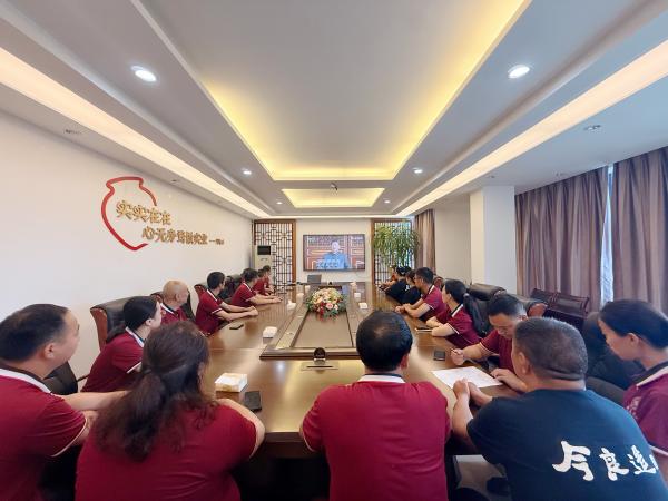 今良造釀酒：黨支部集中收看紀(jì)念抗戰(zhàn)勝利80周年大會(huì) 凝聚奮進(jìn)力量